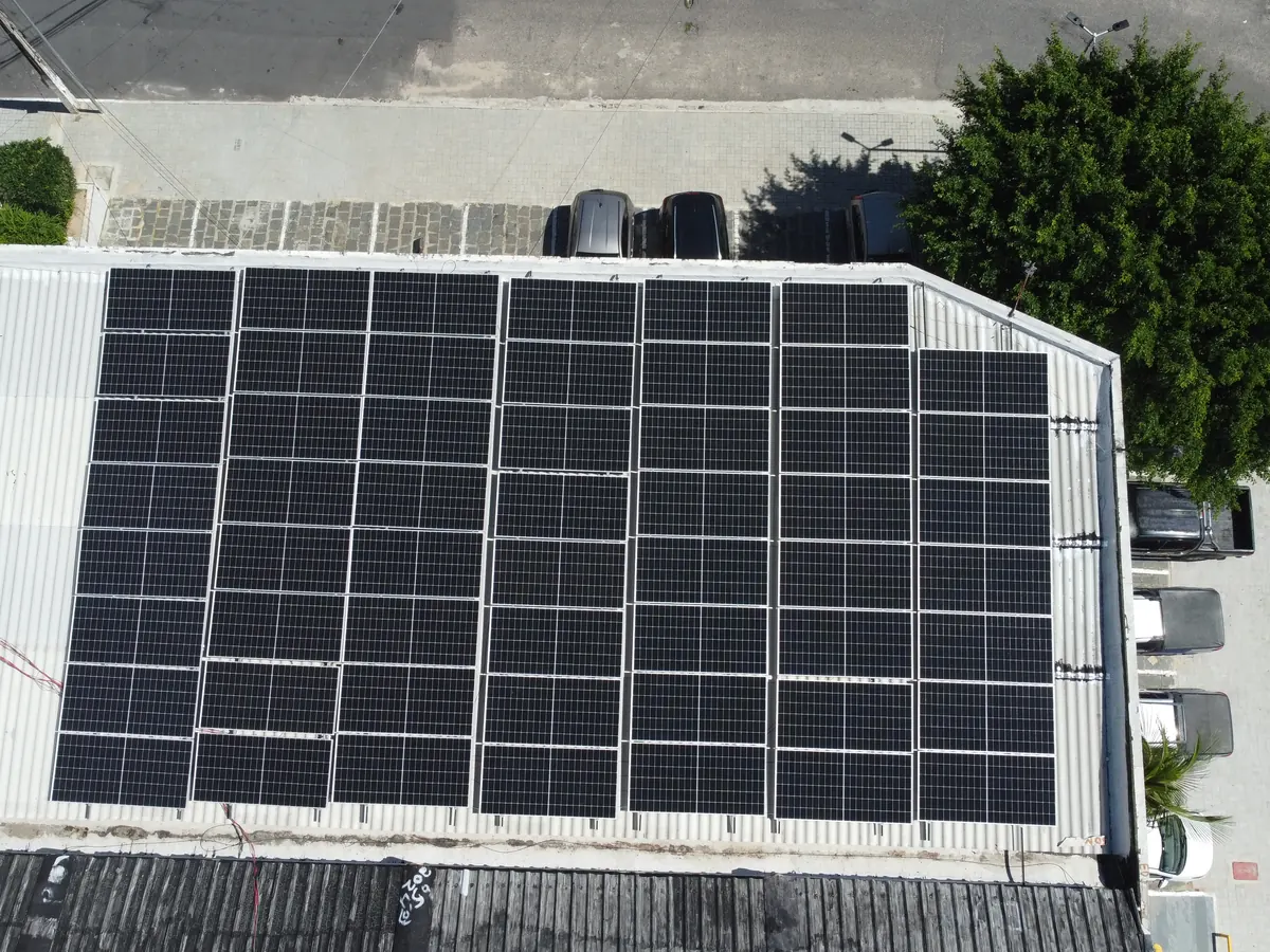 Comércio com telhado metálico: usina solar instalada pela Ergo no Rio Grande do Norte