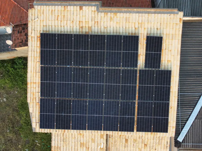 Residência com laje e telhado: usina solar instalada pela Ergo no Rio Grande do Norte
