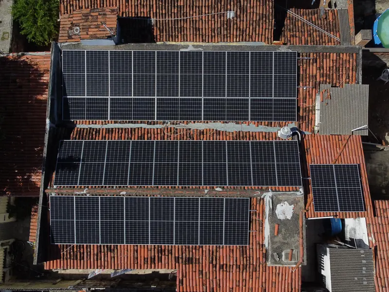 Residência em telhado cerâmico: usina solar instalada pela Ergo no Rio Grande do Norte